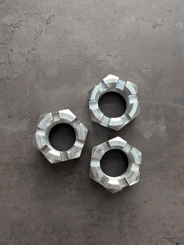 Гайка корончатая М27х2 Н-30 4х4 01.014